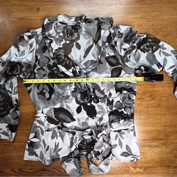 ⭐️ East 5th Shades of Gray Leafy Print Top Size XL Ruffle Neck Tie Waist - Picture 8 of 13